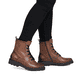 Braune remonte Damen Schnürstiefel D3S71-24 mit einem Reißverschluss. Schuh am Fuß.