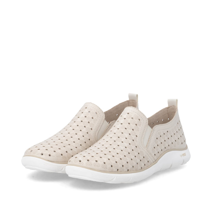 Beige remonte Damen Slipper D3G04-60 mit eleganten Zierlochungen sowie Gummizug. Schuhpaar seitlich schräg.