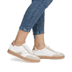 Weiße remonte Damen Sneaker Low D2C01-81 mit Schnürung sowie der Komfortweite G. Schuh am Fuß.