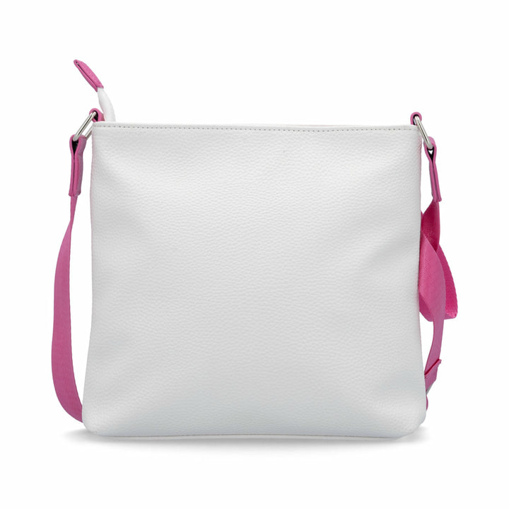 remonte Damen Handtasche Q0627-00 in Glanzschwarz aus Kunstleder mit Überschlag und Reißverschluss. Handtasche getragen.