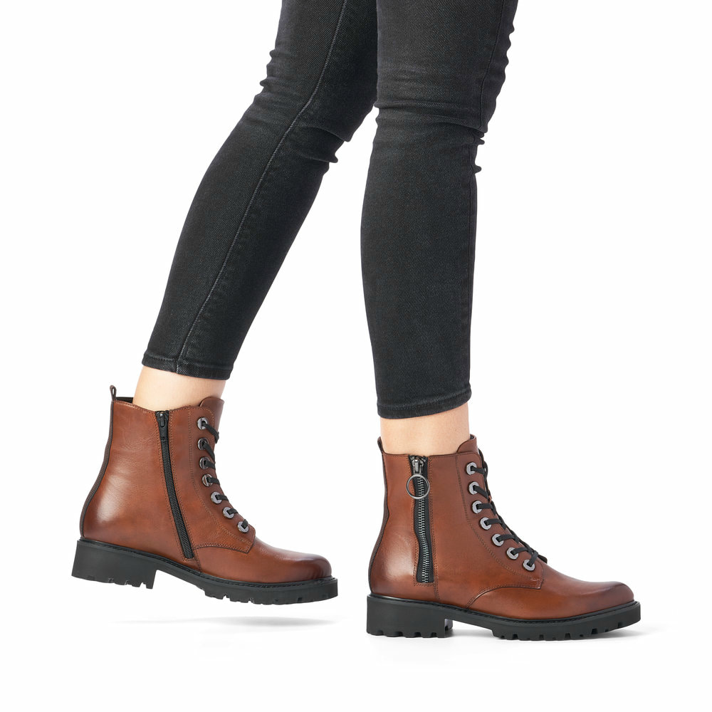 
Schokobraune remonte Damen Biker Boots D8671-22 mit Schnürung und Reißverschluss. Schuh am Fuß