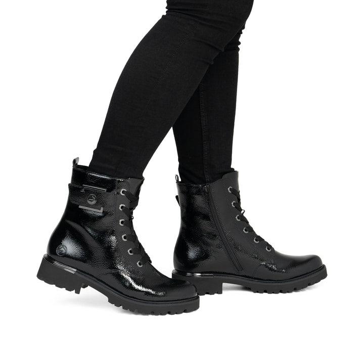 Vegane, schwarze remonte Damen Schnürstiefel D8683-03 mit einem Reißverschluss. Schuh am Fuß.