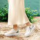 Weiße remonte Damen Sneaker Low D1C01-84 mit Reißverschluss sowie Komfortweite G. Schuh am Model.