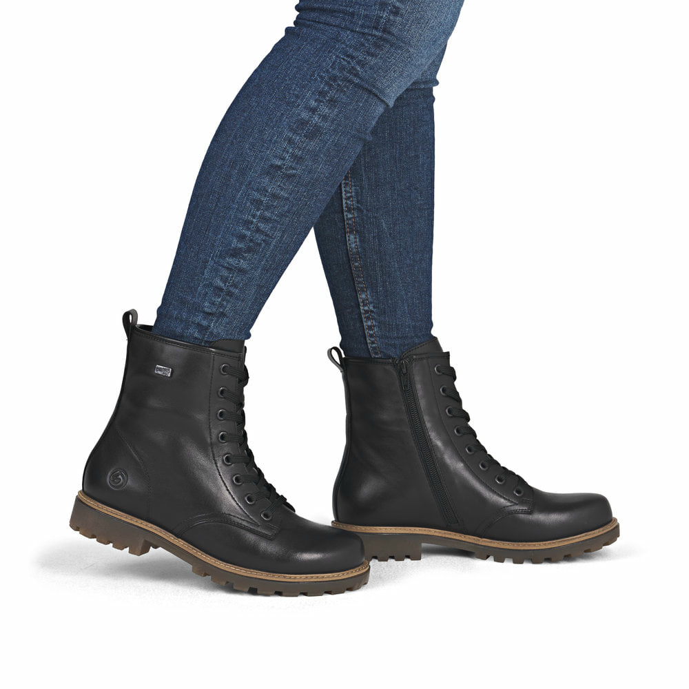 Schwarze remonte Damen Schnürstiefel D3C70-00 mit wasserabweisender TEX-Membran. Schuh am Fuß.
