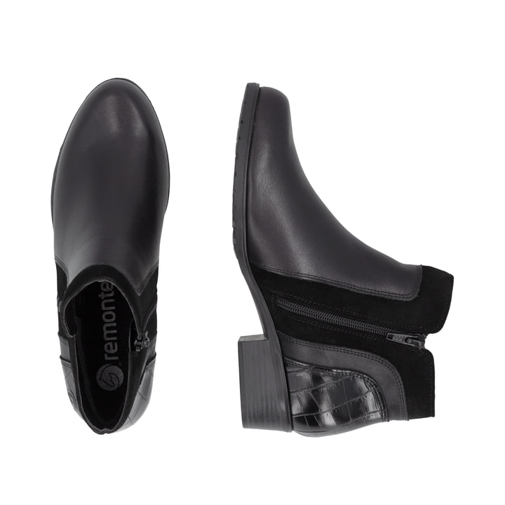 Schwarze remonte Damen Kurzstiefel D6893-02 mit einem Reißverschluss. Schuh von oben, liegend.
