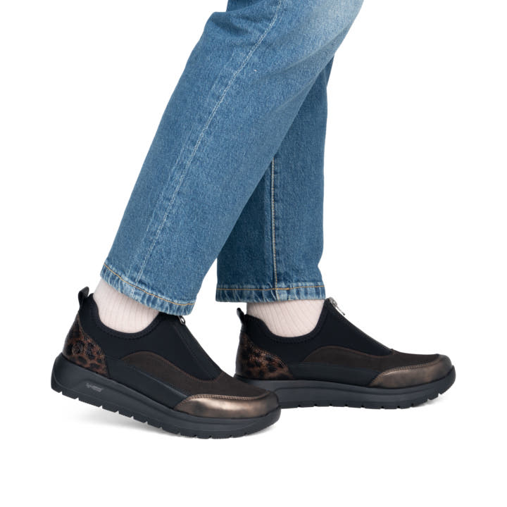 Vegane, schwarz-bronzene remonte Damen Slipper D2V01-05 mit der lightsole+. Schuh am Fuß.