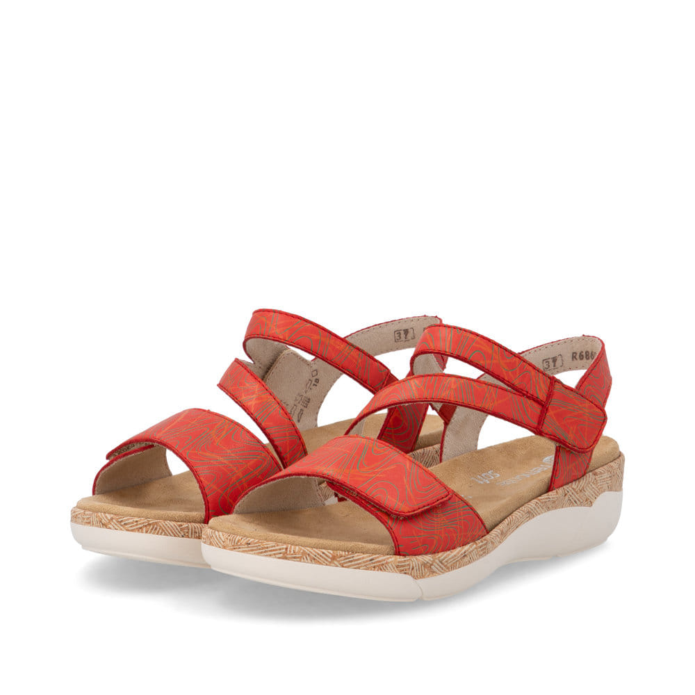 Sandales à lanières remonte rouges femme R6860-33 avec fermeture velcro. Chaussures inclinées sur le côté.