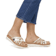Metallische vegane remonte Damen Pantoletten D0Q50-90 mit weicher Einlegesohle. Schuh am Fuß.
