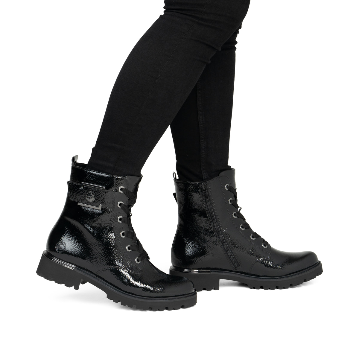 Vegane, schwarze remonte Damen Schnürstiefel D8683-03 mit einem Reißverschluss. Schuh am Fuß.