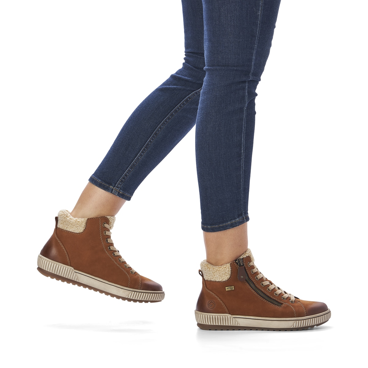 Cognacfarbene remonte Damen Schnürstiefel D0770-22. Schuh am Fuß.