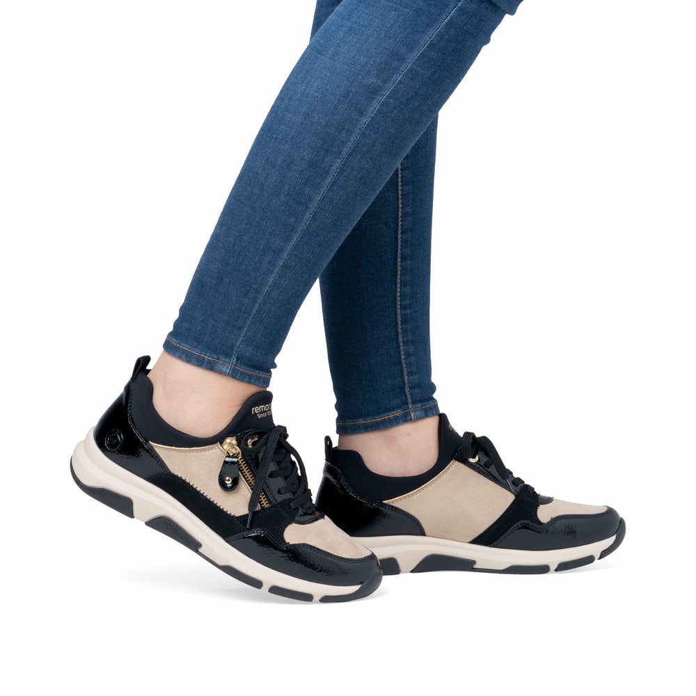 Tiefschwarze vegane remonte Damen Slipper D1S02-04 mit elastischem Schaftrand. Schuh am Fuß.