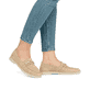 Beige remonte Damen Loafer D2F00-62 mit Gummizug sowie gepolsterter Einlegesohle. Schuh am Fuß.