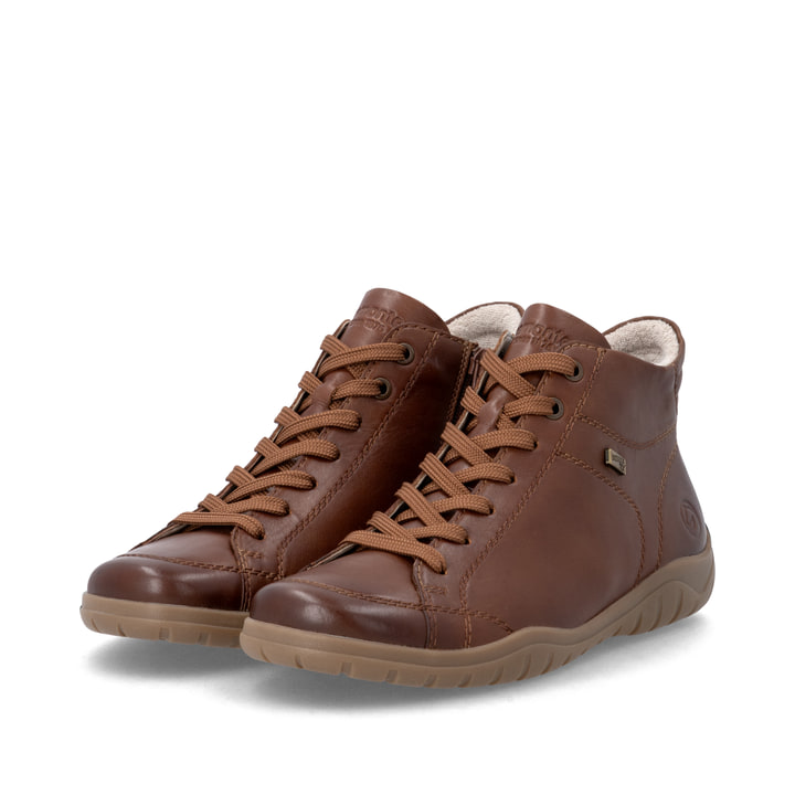 Braune remonte Damen Schnürstiefel D3T70-24 mit wasserabweisender TEX-Membran. Schuhpaar seitlich schräg.