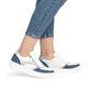 Weiße remonte Damen Sneaker Low D0J01-85 mit einem Reißverschluss. Schuh am Fuß.