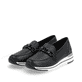 Schwarze remonte Damen Loafer R6711-00 mit einem Gummizug sowie Komfortweite G. Schuhpaar seitlich schräg.