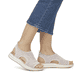 Mehrfarbige remonte Damen Riemchensandalen D1J52-90 mit Elastikeinsatz. Schuh am Fuß.
