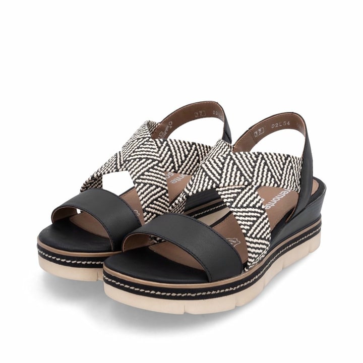 Schwarze remonte Keilsandaletten D2L54-03 mit Gummizug sowie weicher Innensohle. Schuhpaar seitlich schräg.