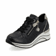 
Glanzschwarze remonte Damen Sneaker D0T03-01 mit einer leichten Sohle mit Keilabsatz. Schuh seitlich schräg