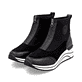 Vegane, schwarze remonte Damen Kurzstiefel D0T78-02 mit einem Reißverschluss. Schuhpaar seitlich schräg.