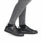 Schwarze remonte Damen Sneaker D2E00-03 mit Reißverschluss sowie Komfortweite G. Schuh am Fuß.