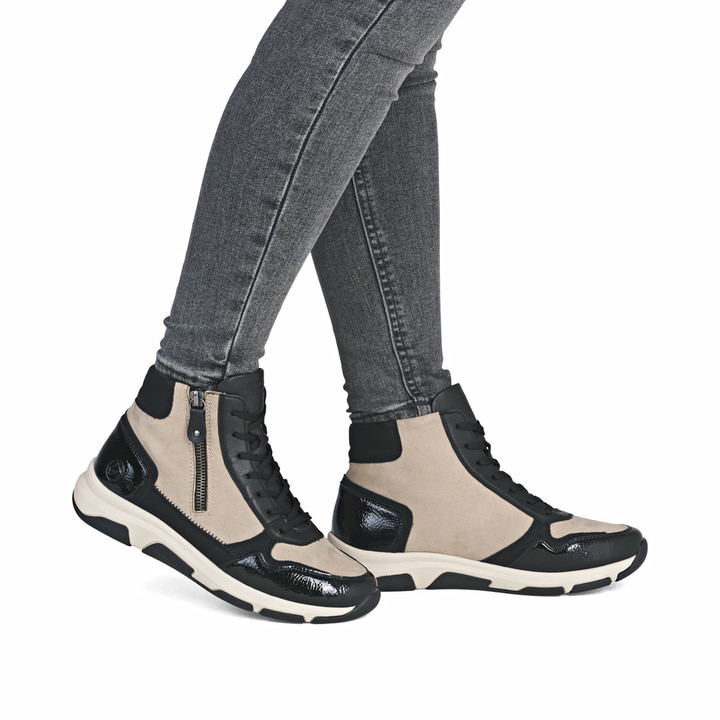 Schwarzbeige remonte Damen Schnürstiefel D1S70-04 mit einem Reißverschluss. Schuh am Fuß.