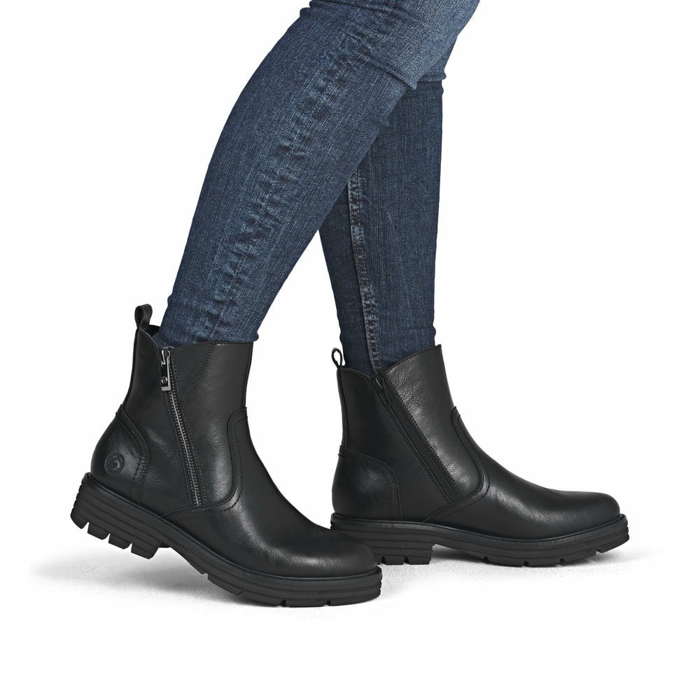 Schwarze remonte Damen Stiefeletten D3A70-00 mit einem Reißverschluss. Schuh am Fuß.
