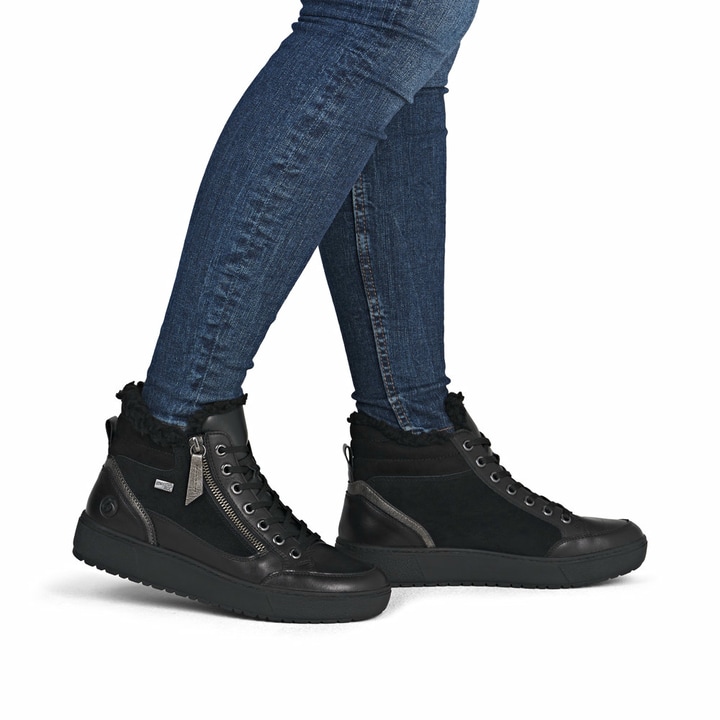 Schwarze remonte Damen Kurzstiefel D2T72-03 mit wasserabweisender TEX-Membran. Schuh am Fuß.