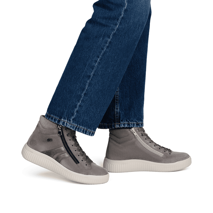 Baskets basses remonte grises femmes D3E70-42 avec membrane remonteTEX. Chaussure au pied.