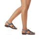 
Jeansblaue remonte Damen Riemchensandalen R3663-14 mit einer flexiblen Profilsohle. Schuh am Fuß