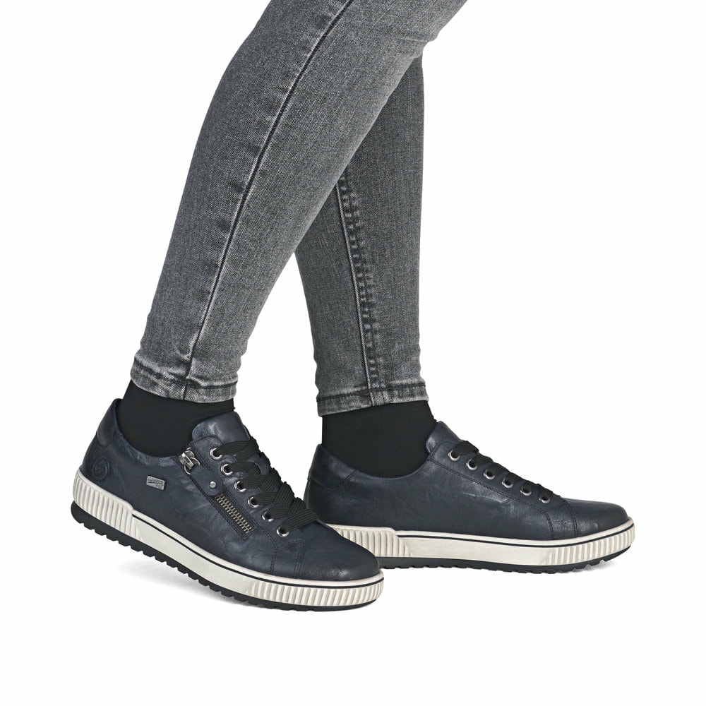 Blaue remonte Damen Schnürschuhe D0700-15 mit wasserabweisender TEX-Membran. Schuh am Fuß.