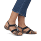 Nachtschwarze remonte Damen Riemchensandalen R3605-02 mit Elastikeinsatz. Schuh am Fuß.