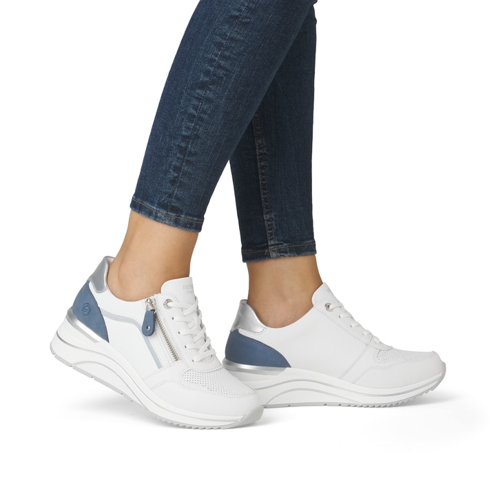 Weiße remonte Damen Sneaker Low D0T10-81 mit Reißverschluss sowie Extraweite H. Schuh am Fuß.