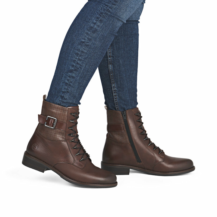 Braune remonte Damen Biker Boots D0F72-23 mit einem Reißverschluss. Schuh am Fuß.