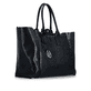 remonte Shopper Q0748-00 in Schwarz mit Wendefunktion, silbernem Logo-Anhänger und geräumigem Hauptfach. Linksseitig.