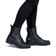 Dunkelblaue remonte Damen Schnürstiefel D3S72-14 mit einem Reißverschluss. Schuh am Fuß.
