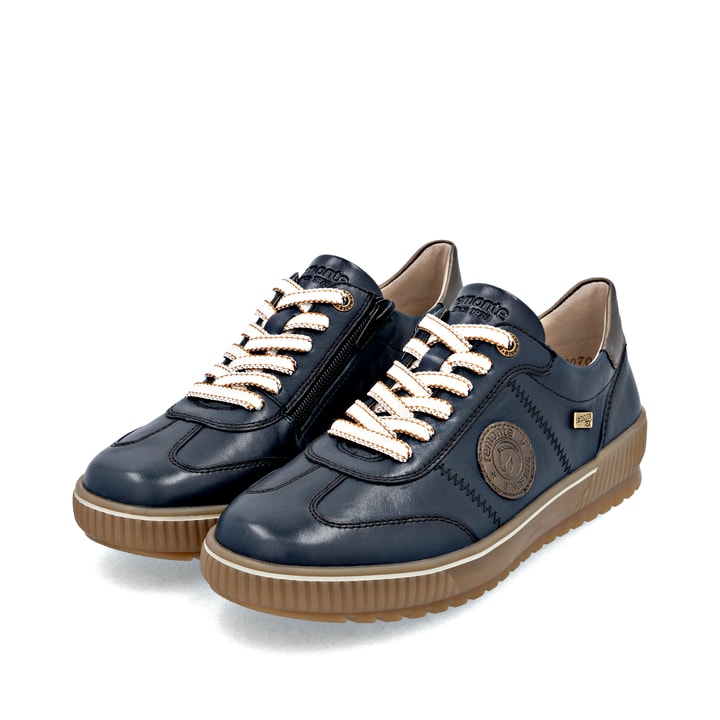 Blaue remonte Damen Sneaker D0702-14 mit wasserabweisender remonteTEX-Membran. Schuhpaar seitlich schräg.