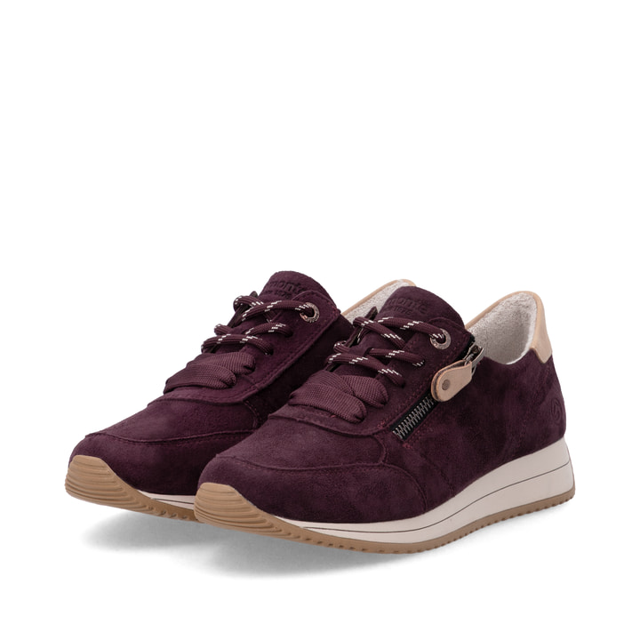 Weinrot-beige remonte Damen Sneaker D0H19-30 mit einem Reißverschluss. Schuhpaar seitlich schräg.