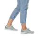 Grüne remonte Damen Slipper R3518-52 mit einem Gummizug sowie der Komfortweite G. Schuh am Fuß.