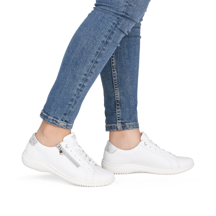 Weiße remonte Damen Schnürschuhe D1E03-81 mit einem Reißverschluss. Schuh am Fuß.