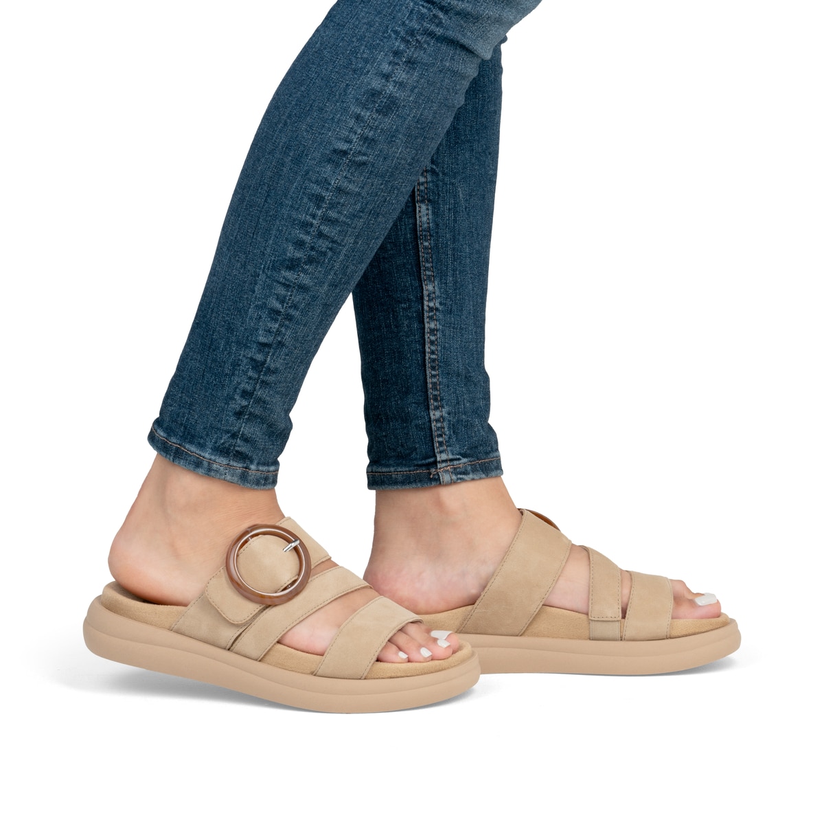 Beige remonte Damen Pantoletten D2N53-62 mit einem Klettverschluss. Schuh am Fuß.