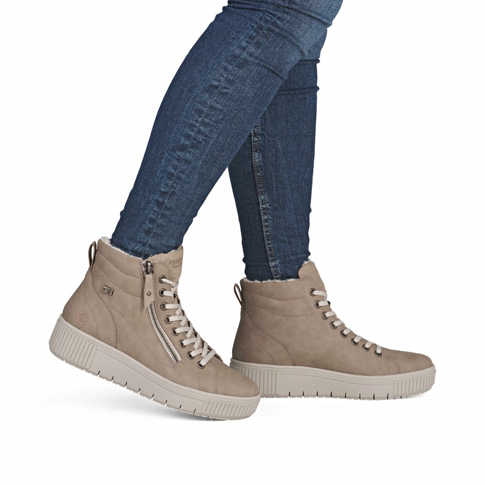 Braune remonte Damen Kurzstiefel D3B71-20 mit wasserabweisender TEX-Membran. Schuh am Fuß.