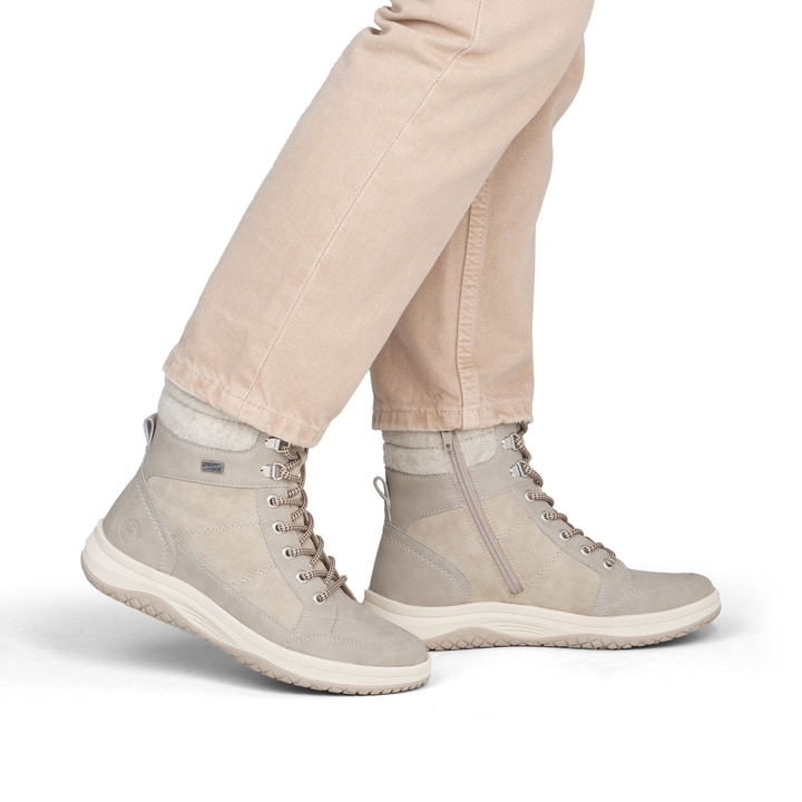 Beige remonte Damen Schnürstiefel D3Q72-40 mit wasserabweisender TEX-Membran. Schuh am Fuß.