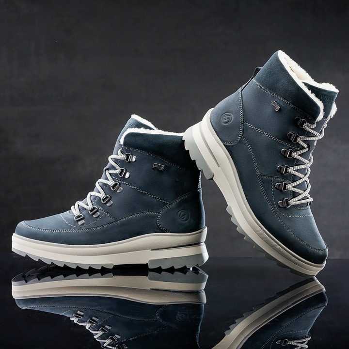 Stahlblaue remonte Damen Schnürstiefel D2B74-14 mit griffiger Glass-Fibre Sohle. Schuhe auf dunklem Hintergrund.