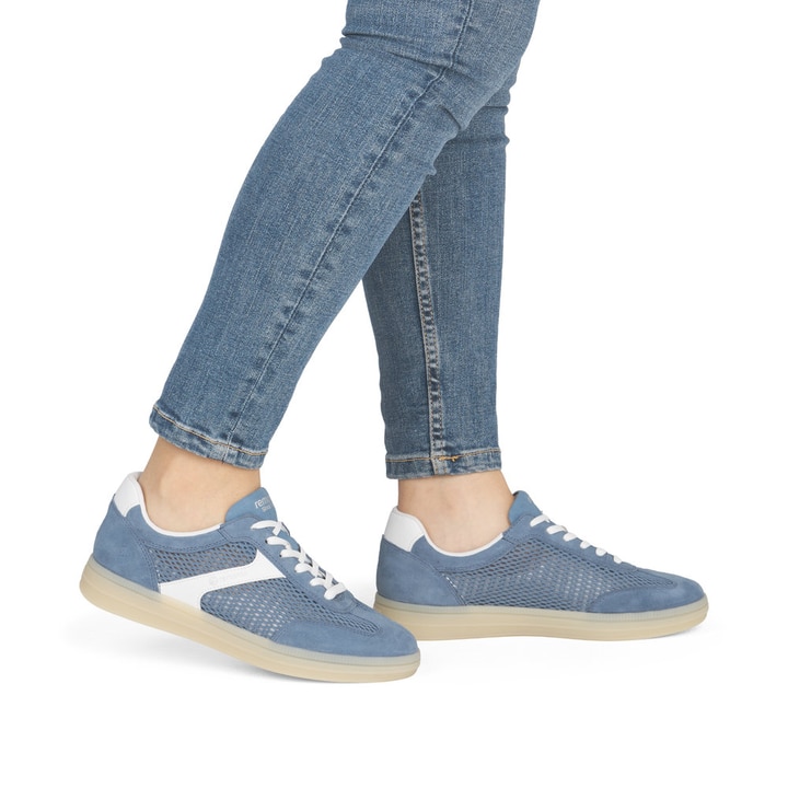 Baskets basses remonte bleues pour femme D2C08-14 avec lacets. Chaussure au pied.