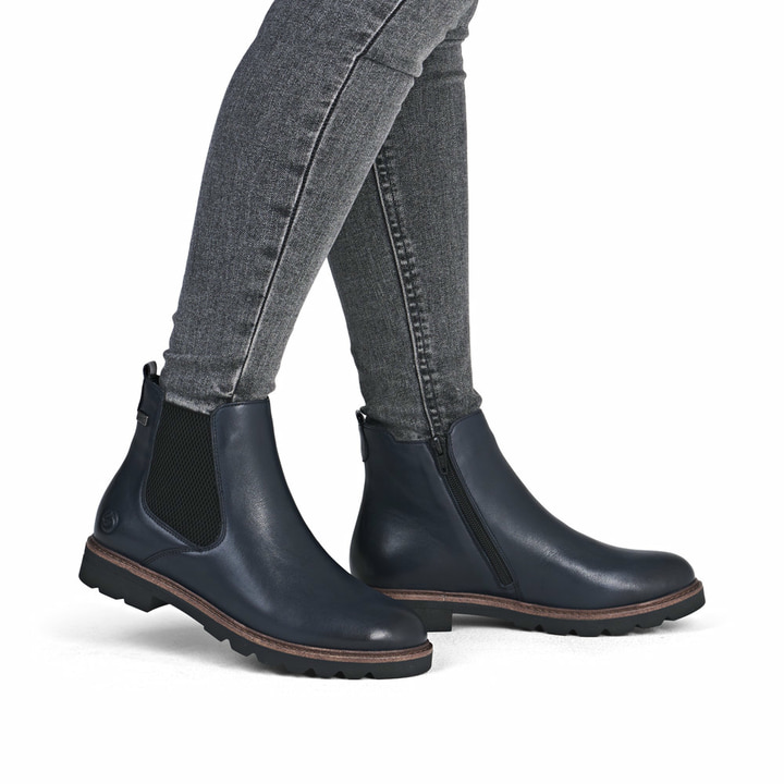 Blaue remonte Chelsea Boots D2Q70-14 mit wasserabweisender remonteTEX-Membran. Schuh am Fuß.