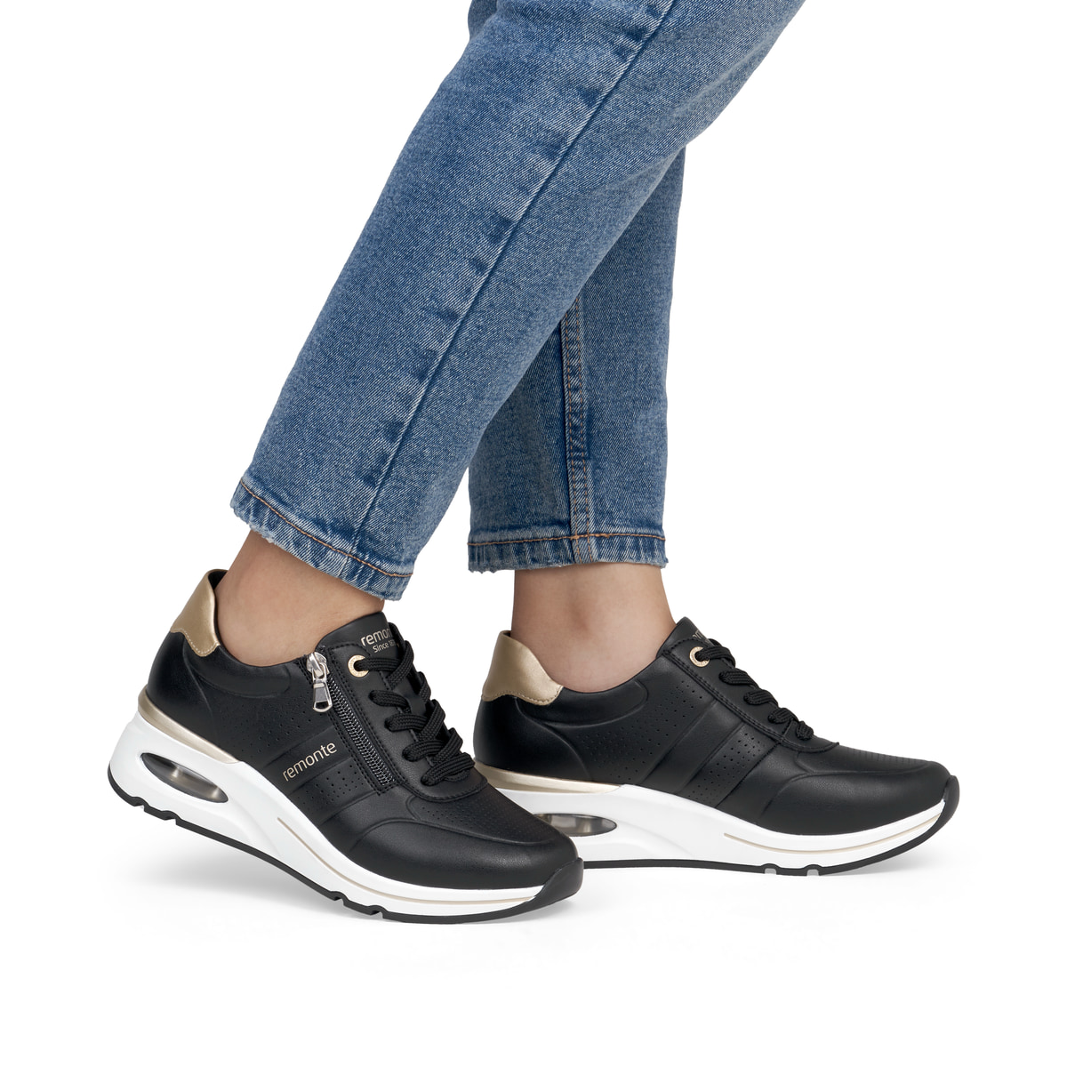 Schwarze remonte Damen Sneaker Low D2H01-03 mit einem Reißverschluss. Schuh am Fuß.