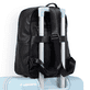 Sac à dos remonte Q0535-02 en noir avec un compartiment principal spacieux, une poche arrière anti-vol et une fermeture éclair. Porté.