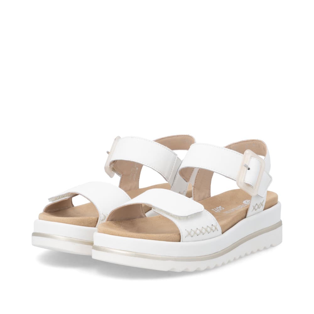 Weiße remonte Riemchensandalen D3P53-80 mit trendiger Schnalle. Schuhpaar seitlich schräg.