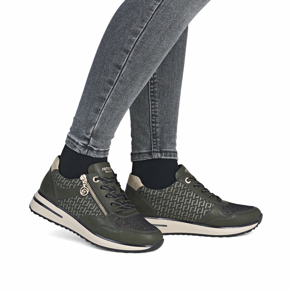 Grüngoldene remonte Damen Sneaker D1G08-54 mit einem Reißverschluss. Schuh am Fuß.