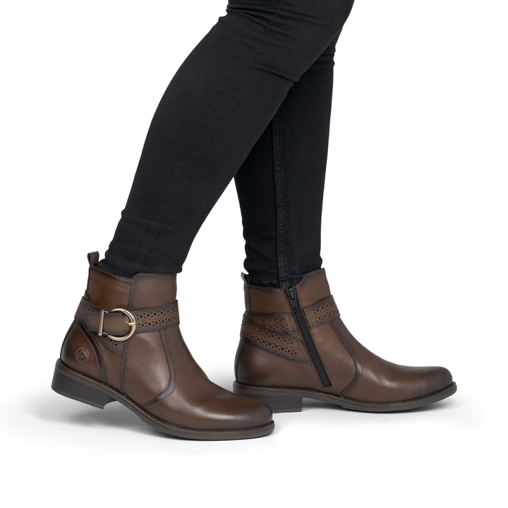 Braune remonte Damen Stiefeletten D0F81-22 mit Deko-Schnalle. Schuh am Fuß.